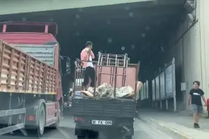 Kadıköy’de açık kasa kamyonette tehlikeli yolculuk kamerada