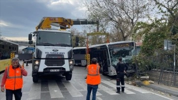 Kadıköy'de belediyenin bahçe duvarına çarpıp asılı kalan metrobüs çekildi