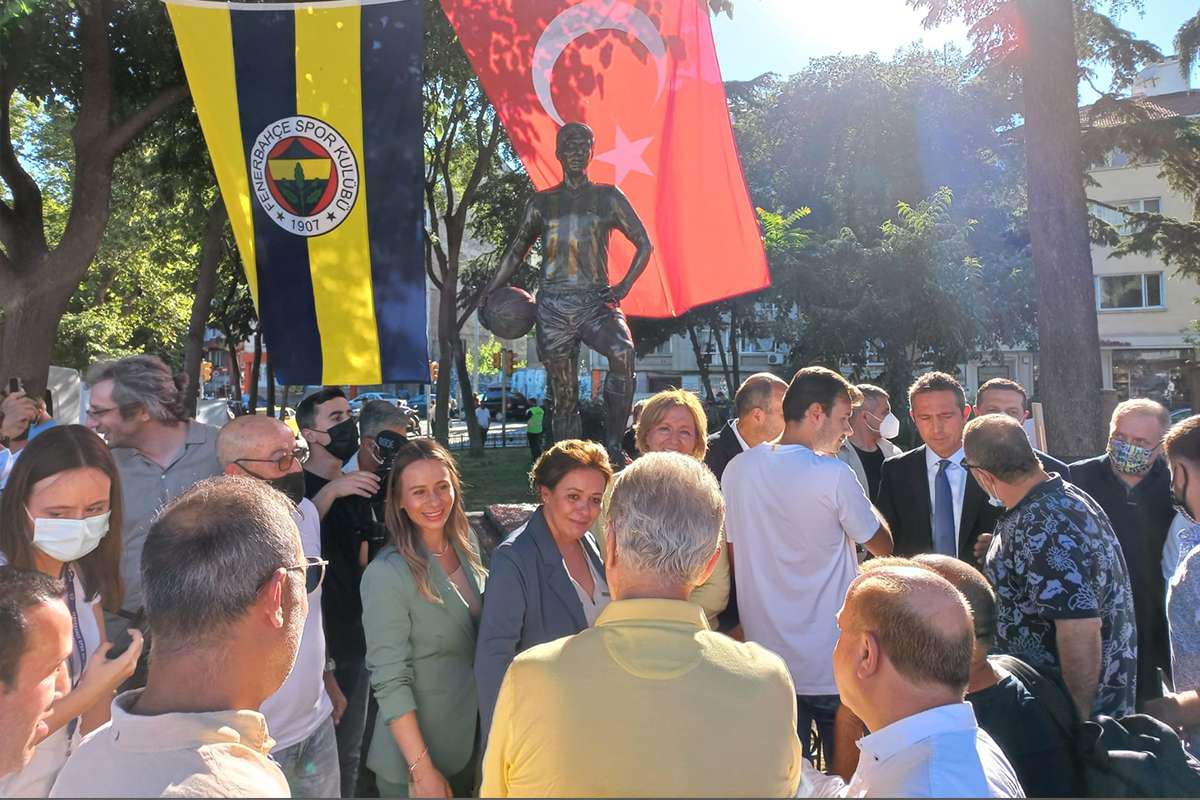 Kadıköy'de Can Bartu heykeli törenle açıldı