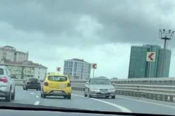 Kadıköy'de E-5’te geri geri giden otomobil şaşkına çevirdi