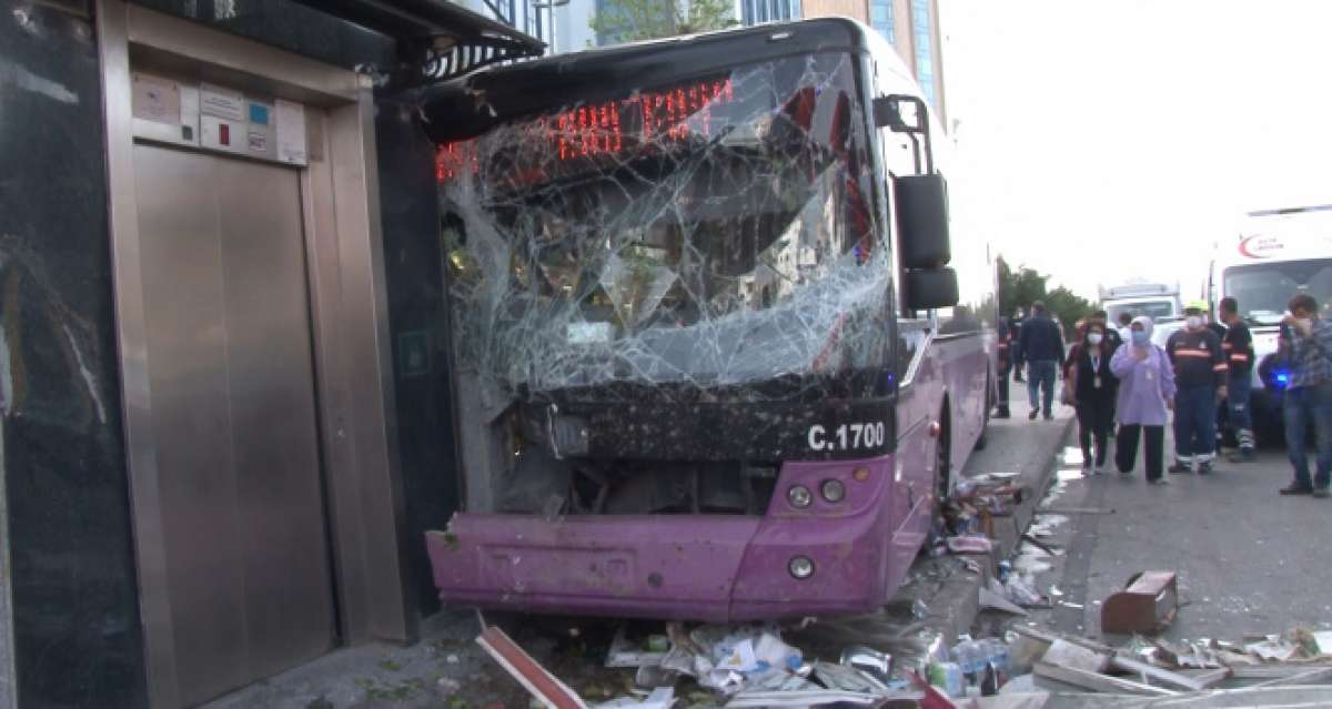 Kadıköy'de feci kaza: Direksiyon hakimiyetini kaybeden otobüs sürücüsü büfeye daldı