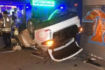 Kadıköy’de hızını alamayan otomobil takla attı: 2 yaralı