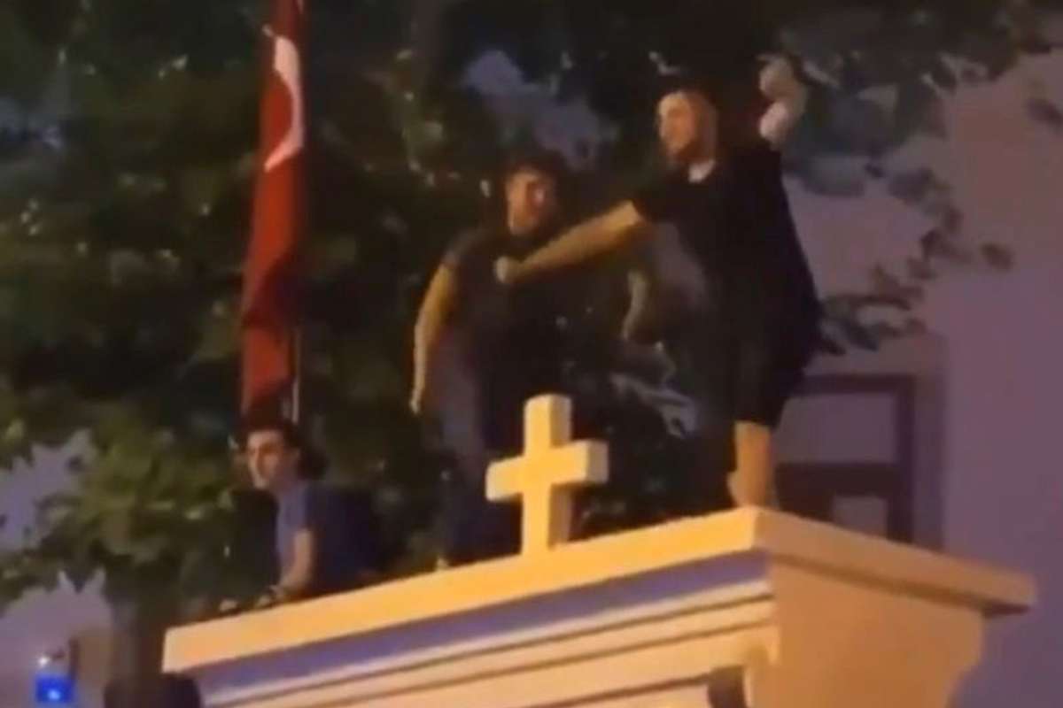 Kadıköy'de kilise duvarında dans eden 2 şüpheliye ev hapsi