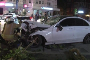 Kadıköy’de kontrolden çıkan araç kaldırımdaki ağaca çarptı: 1 yaralı