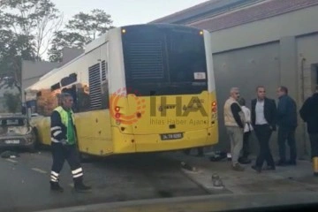 Kadıköy’de kontrolden çıkan İETT otobüsü müzenin duvarına çarptı