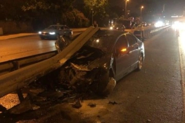 Kadıköy'de kontrolden çıkan otomobil bariyere ok gibi saplandı
