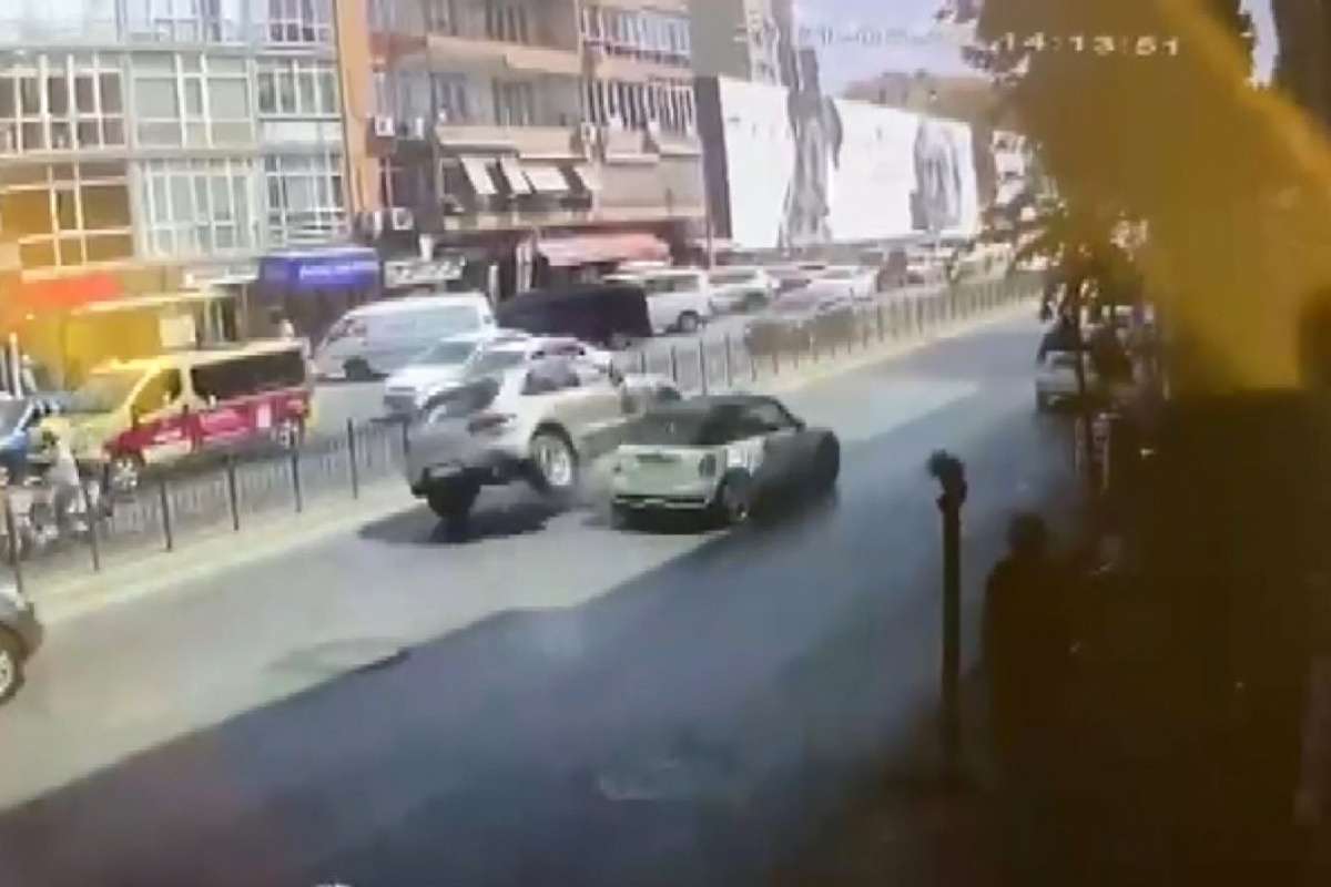 Kadıköy'de lüks araçla sollamada feci kaza: 2 yaralı