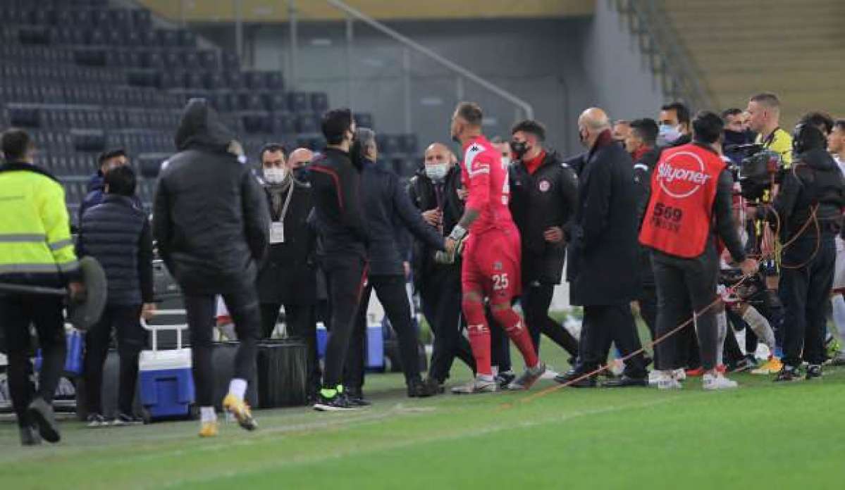 Kadıköy&rsquo;de maç sonu saha karıştı