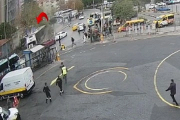 Kadıköy’de metrobüsün duvara çarptığı kaza kamerada