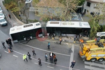Kadıköy’de metrobüsün perondan çıkarak duvara çaptığı kaza alanı havadan görüntülendi
