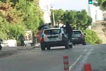 Kadıköy’de otomobilin çatısına asılan gençlerin tehlikeli yolculuğu