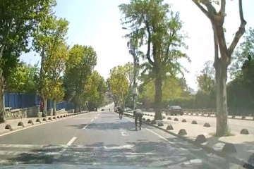 Kadıköy’de patenli gençlerin yolda tehlikeli yolculuğu kamerada