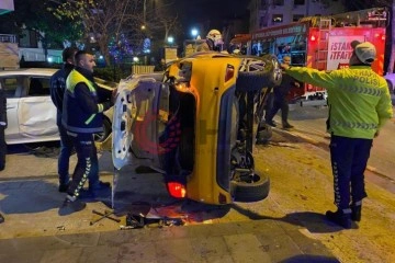 Kadıköy’de ters dönen ticari taksinin tavanı koptu: 3'ü ağır 4 yaralı
