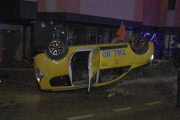 Kadıköy’de ticari taksi takla attı: 1 yaralı