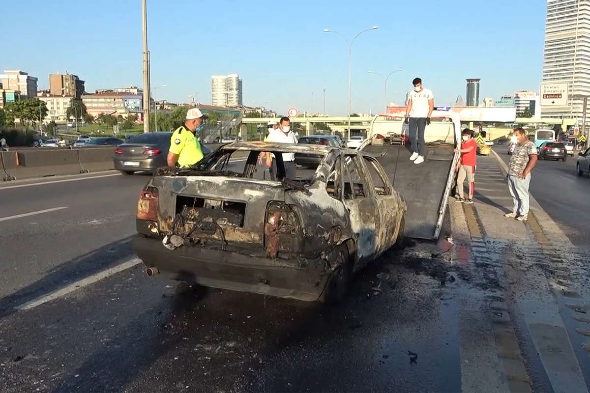 Kadıköy'de, trafiğin ortasındaki araç alev topuna döndü