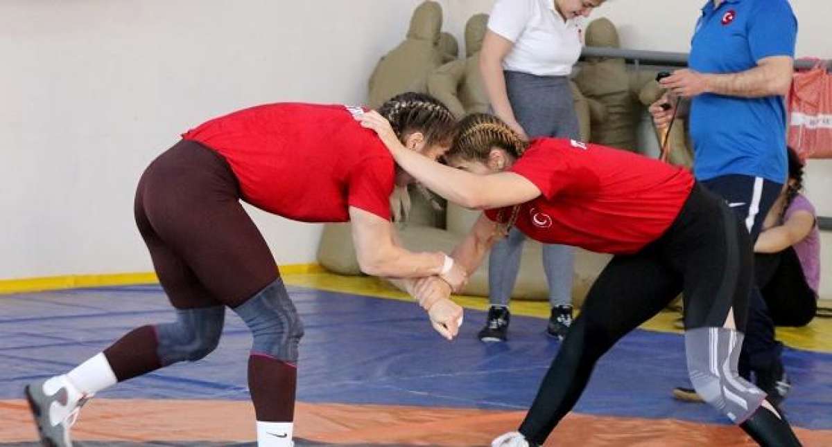 Kadın Güreş Milli Takımı kampa girdi