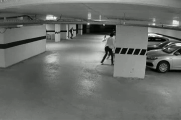 Kadını darp edip havaya ateş a&ccedil;tı: Saldırgan polisten ka&ccedil;amadı