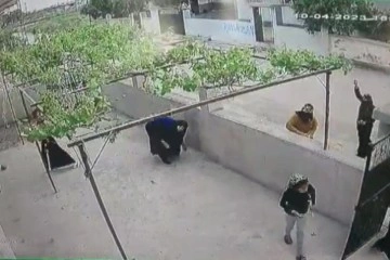 Kadınlar &ccedil;ocuklarla ev basıp taş ve sopalarla camları kırdı