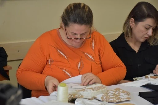 Kadınlar el sanatı kurslarında yeteneklerini keşfediyor