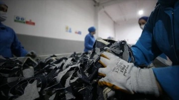 Kadınların ayrıştırdığı tekstil atıkları geri dönüştürülerek ihraç ediliyor