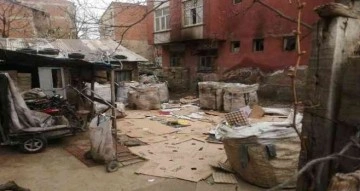 Kağıt toplayıcıları mahalleyi atık toplama merkezine çevirdi, yayılan kokular vatandaşı bezdirdi