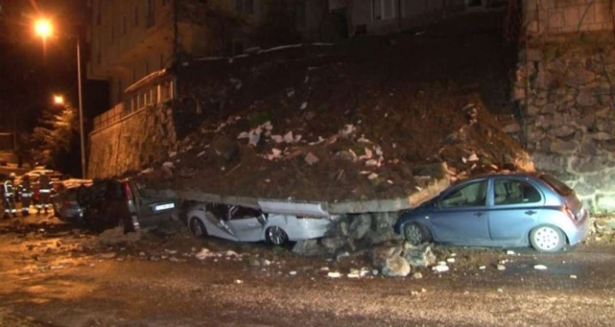 Kağıthane'de istinat duvarı çöktü, 4 araç enkaz altında kaldı