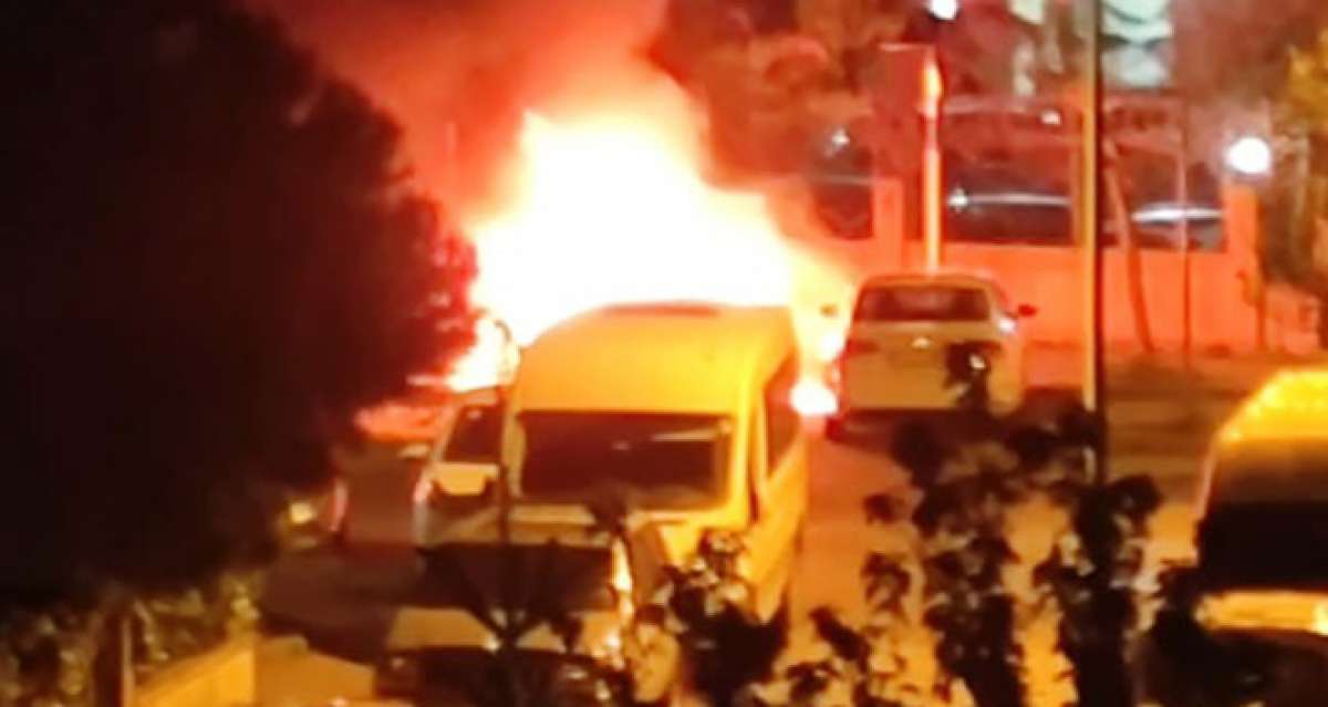 Kağıthane'de kundaklandığı iddia edilen otomobil alev alev yandı