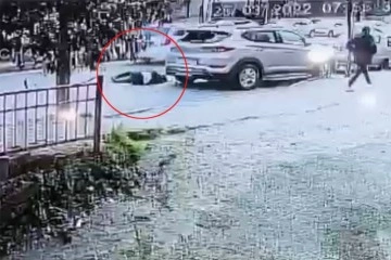 Kağıthane'de taksinin yayaya çarptığı feci kaza anları kamerada