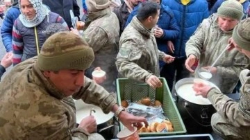 Kahraman Mehmetçik afet bölgesinde: Depremzedelere yemek dağıtıldı