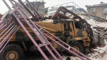 Kahramanmaraş merkezli ikinci depremde enkaz altında kalan askeri araç kışlasına taşındı