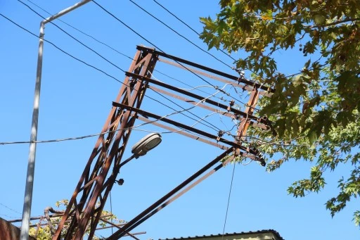 Kahramanmaraş'ta kamyonun çarptığı elektrik direği aylardır eğik halde duruyor