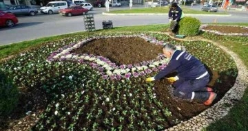 Kahramanmaraş’ta 10 bin ağaç ve yüz binlerce çiçek toprakla buluşturuldu