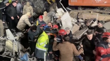 Kahramanmaraş'ta 3 kişilik aile, depremden 73 saat sonra enkazdan kurtarıldı