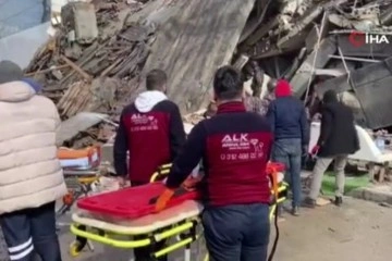 Kahramanmaraş'ta 3 kişinin olduğu belirlenen enkazda kurtarma çalışması başlatıldı