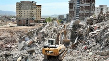 Kahramanmaraş'ta ağır hasar alan binalar kontrollü şekilde yıkılıyor