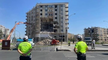 Kahramanmaraş'ta ağır hasarlı binanın yıkımı Türk bayrağı için durduruldu