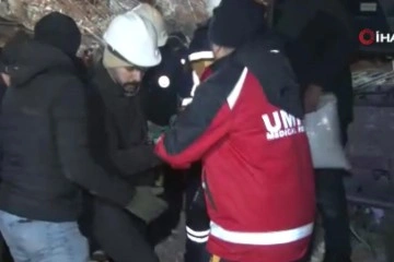 Kahramanmaraş'ta anne ve kızı enkazdan 67 saat sonra kurtarıldı