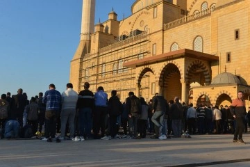 Kahramanmaraş&rsquo;ta deprem sonrası ilk bayram namazı