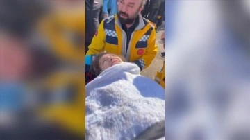 Kahramanmaraş'ta depremden 80 saat sonra genç kız sağ kurtarıldı