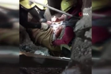 Kahramanmaraş'ta depremden 95 saat sonra yaşlı bir kadın enkazdan sağ çıkarıldı