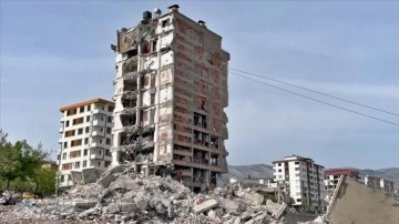 Kahramanmaraş'ta Ebrar Sitesi'nde ağır hasar alan binalar kontrollü şekilde yıkılıyor
