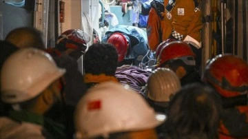 Kahramanmaraş'ta enkaz altında kalan anne, baba ve oğul, 138. saatte kurtarıldı