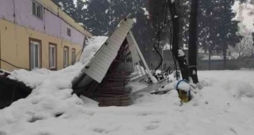 Kahramanmaraş’ta kar nedeniyle çatılar çöktü