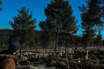 Kahramanmaraş'ta mezar yerlerini kaybetmek istemeyen aileler iz bırakıyor