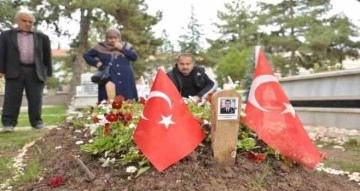 Kahramanmaraş&rsquo;ta şehit olan evlatlarının mezarı başında bayramı karşıladılar