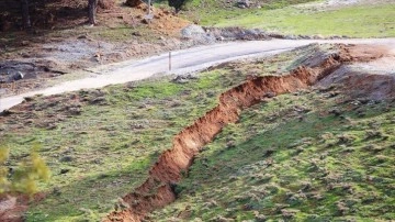 Kahramanmaraş'taki depremler Göksun'da yüzey kırıkları ve çökmelere neden oldu
