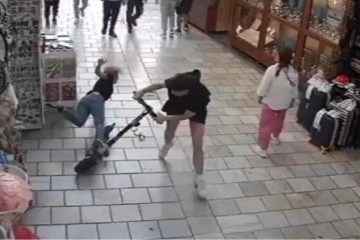 Kalabalığın arasında seyreden scooterlı genç, kadına çarptı