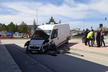 Kamyonet cami avlusuna metreler kala kaldırıma &ccedil;arparak durabildi