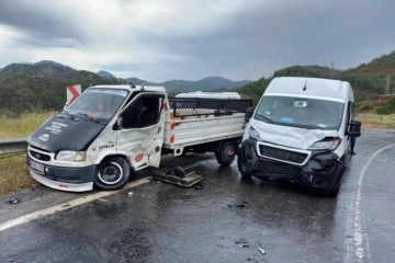 Kamyonet turistleri taşıyan minibüsle çarpıştı: 6 yaralı