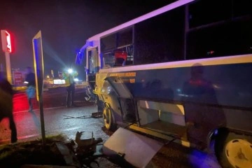 Kamyonetle halk otobüsü çarpıştı: 4 yaralı
